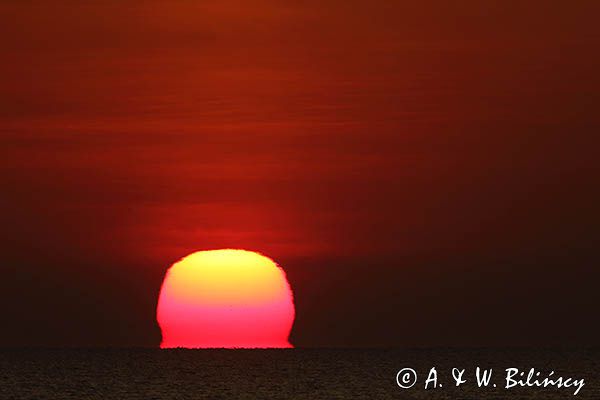 Wschód słońca nad Bałtykiem, refrakcja atmosferyczna