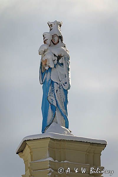 Ruiny klasztoru Karmelitów Bosych w Zagórzu, figura Matki Bożej z Dzieciątkiem