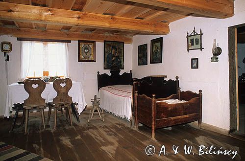Zagroda gburska w muzeum w Nadolu, izba, skansen w Nadolu