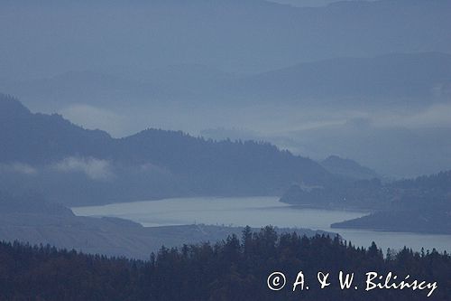 Zalew Czorsztyński i Pieniny o świcie, widok z Gorców