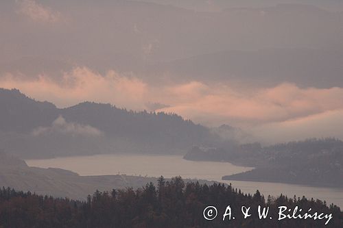 Zalew Czorsztyński i Pieniny o świcie, widok z Gorców