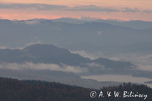 Zalew Czorsztyński i Pieniny o świcie, widok z Gorców