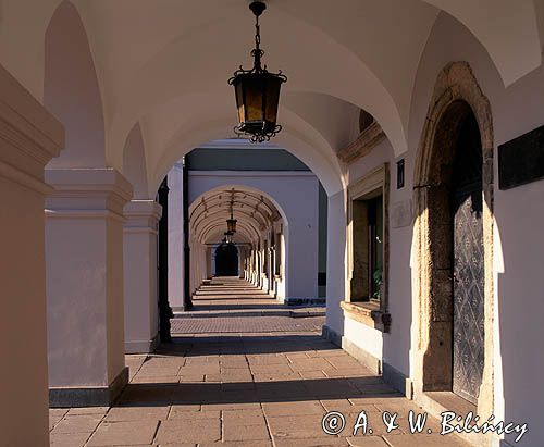 Zamość, podcienia kamienic przy rynku