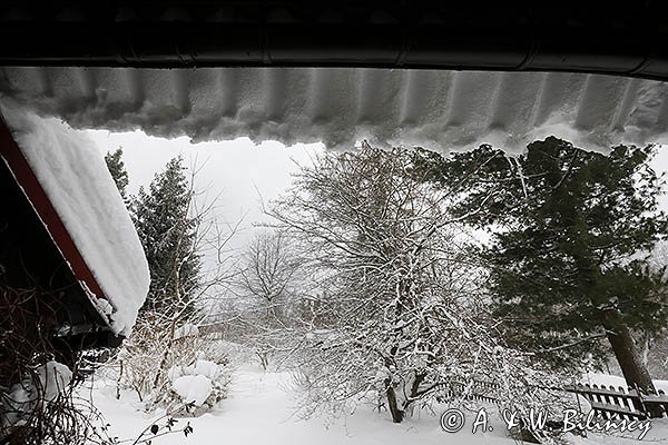 Zima za oknem, zsuwający sie śnieg z dachu
