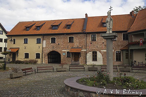 Żukowo, Dawny klasztor Norbertanek, przy kościele poklasztornym, figura św. Norberta