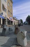 Owce na deptaku Torggatan w Mariehamn na Alandach, Finlandia