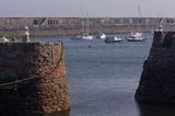 jachty i motorówki na bojach w porcie Braye na wyspie Alderney, Channel Islands, Anglia, Wyspy Normandzkie, Kanał La Manche