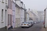 uliczka we mgle w St. Anne na wyspie Alderney, Channel Islands, Anglia, Wyspy Normandzkie, Kanał La Manche