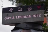 szyld punktu informacyjnego dla lesbijek i gejów, Amsterdam, Holandia