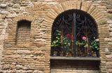 Włochy, Umbria, Asyż, okno z pelargoniami
