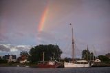 Tęcza nad portem Korshavn, wyspa Avernako, Archipelag Południowej Fionii, Dania