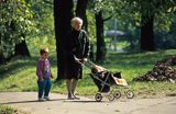 spacer z babcią w parku
