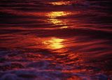 odblask zachodzącego słońca na powierzchni morza
