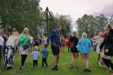 Szwedzi tańczący wokół słupa w śwęto Midsommar, Berg, Kanał Gota, Szwecja