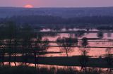 Biebrzański Park Narodowy, Zachód słońca nad wiosennym rozlewiskiem Narwi i Biebrzy, widok z Góry Strękowej