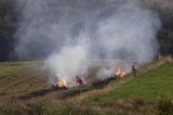 jesienne porządki, wypalanie chwastów, okolice Tarnawy Górnej, Bieszczady