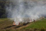 jesienne porządki, wypalanie chwastów, okolice Tarnawy Górnej, Bieszczady