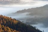 Bieszczady, panorama, mgły o świcie w Dolinie Sanu, widok z Połoniny Wetlińskiej