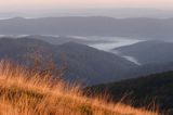 Bieszczady, panorama, mgły o świcie w Dolinie Sanu, widok z Połoniny Wetlińskiej