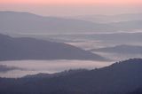 Bieszczady, panorama, mgły o świcie w Dolinie Sanu, widok z Połoniny Wetlińskiej