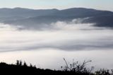 poranne jesienne mgły w Bieszczadach, widok z Połoniny Caryńskiej, inwersja