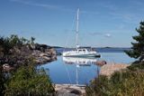 katamaran w zatoczce na Birkskar koło Harsteny, Archipelag Gryt, szwedzkie szkiery, Szwecja