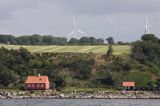 wiatraki elektrowni wiatrowej na wybrzeżu na wyspie Bornholm, Dania