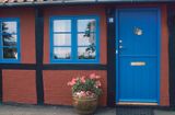 dom z tabliczką na drzwiach w kształcie Bornholmu w Svaneke, Bornholm, Dania