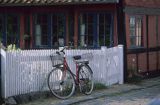 rower pod płotem w Ronne, Bornholm, Dania