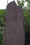 kamień runiczny z 1100 roku koło kościoła w Hasle na wyspie Bornholm, Dania