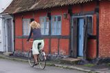 rowerzystka w Svaneke na wyspie Bornholm, Dania