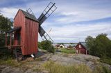 Wiatrak i wioskai na Borsto na wyspie Borsto, Archipelag Turku, Szkiery Fińskie, Finlandia