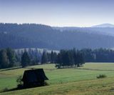 Beskid Sądecki o świcie, szałas pasterski