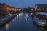 Bydgoszcz, rzeźba przechodzacy przez rzekę, linoskoczek, rzeka Brda