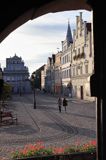 Bytom Odrzański, rynek, kamienice, widok z drzwi ratusza