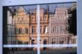 Bytom Odrzański, Rynek, odbicie kamienic w oknie