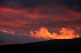 chmury o zachodzie słońca, Połonina Wetlińska widziana z gospodarstwa agroturystycznego Dolistowie w Dwerniku, Bieszczady