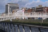 Ha'penny Bridge, Metal Bridge, Wellington Bridge, Liffey Bridge, rzeka Liffey, Dublin, Irlandia