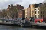 Most Ha Penny Bridge, nabrzeża nad rzeką Liffey, Dublin, Irlandia