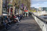 Most Ha Penny Bridge, nabrzeża nad rzeką Liffey, Dublin, Irlandia