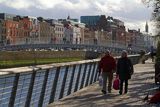 Most Ha Penny Bridge, nabrzeża nad rzeką Liffey, Dublin, Irlandia