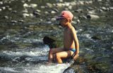 dziecko w potoku