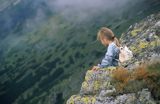 Dziewczynka w górach na wycieczce
