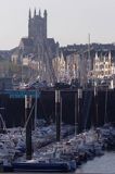 Fecamp, port jachtowy w czasie odpływu i miasto, Górna Normandia, Francja