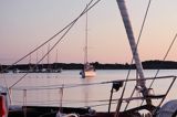 jacht wpływa o świcie do portu, wyspa Uto, szkiery Turku, Finlandia Uto Island, Turku Archipelago, Finland