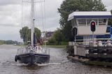 przekraczanie mostu Stationsbrug we Franeker, Holandia