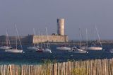 s/y Safran, Trismus 37, na boi przy wyspie Ille Saint Nicolas, Illes Glenan, Archipelag Glenan, Zatoka Biskajska, Bretania, Francja,