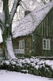 zima na Kaszubach, chata we wsi Gliśno