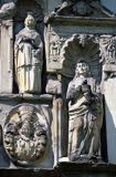 Głogówek zamek, rzeźby nad bramą wjazdową