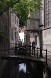 Gouda, nad kanałem Achter de Kerk koło Sint Janskerk, Holandia